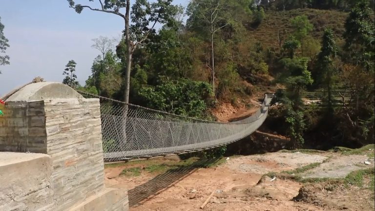 खकुवाखोलामा झोलुङ्गे पुल बनेपछि पुस्तौंदेखिको समस्या अन्त्य
