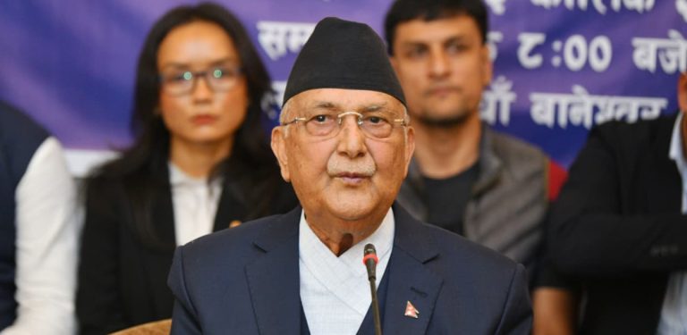 देश जलाउने र चलाउने एउटै छन्, तमासा भइरहेको छ : ओली