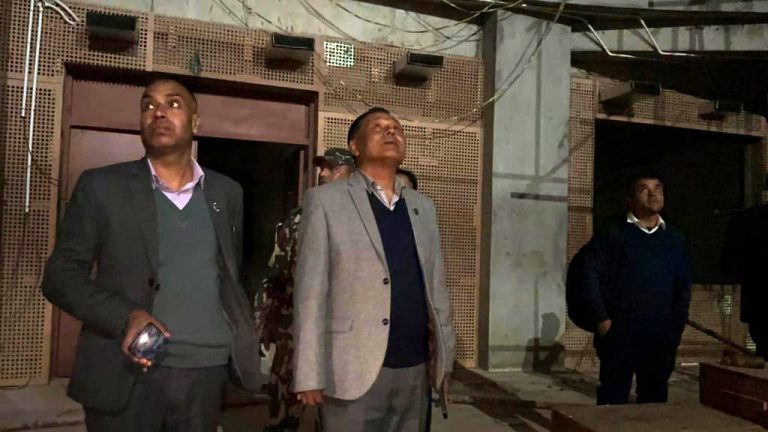निर्माणाधीन संसद् भवन पुगे मन्त्री घिसिङ, काम नदेखेपछि कारबाहीको चेतावनी