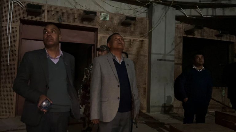 निर्माणाधीन संसद् भवन पुगे मन्त्री घिसिङ, काम नदेखेपछि कारबाहीको चेतावनी