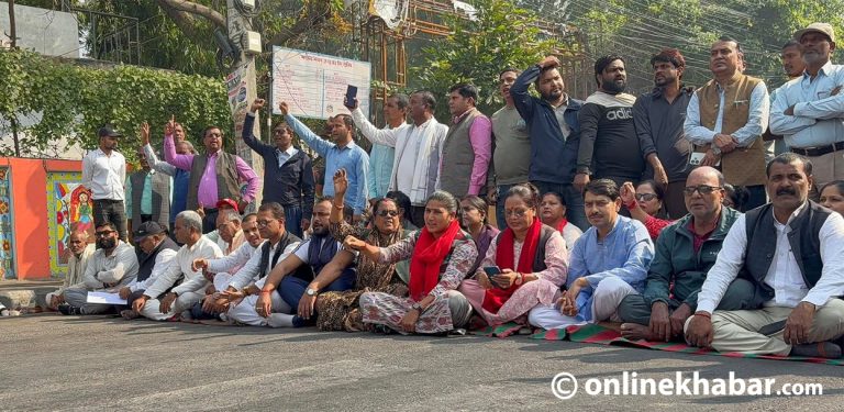 मधेस सरकार गठनविरूद्ध आज पनि सांसदहरू धर्नामा
