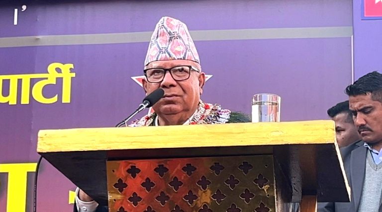 हामी देशको हितमा केन्द्रित छौं : माधव नेपाल