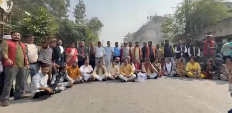 मधेश प्रदेश सरकार गठनविरुद्ध सात दलका सांसदहरू धर्नामा