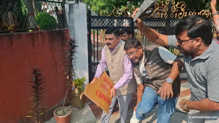 मधेश प्रदेश प्रमुखको कार्यालय अगाडि पनि तोडफोड