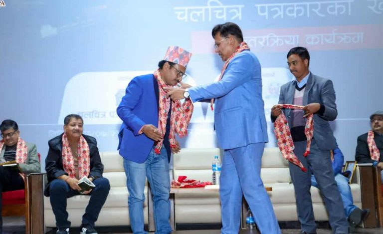 माग्ने बुढाले चलचित्र पत्रकार कल्याणकारी कोषमा गरे आर्थिक सहयोग