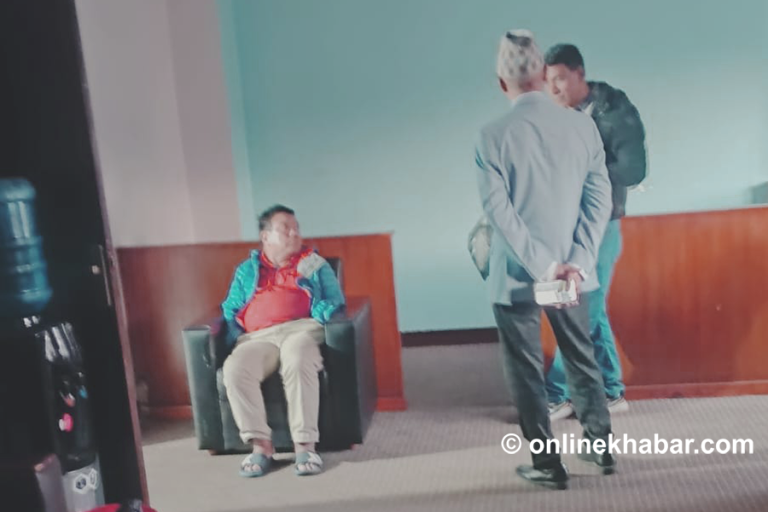 शिक्षामन्त्री पुन सिंहदरबार सरे, केशरमहलबाट सारियो सामान