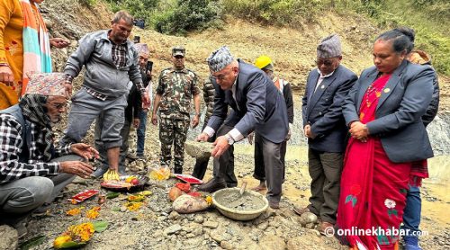 मनकामना मन्दिर जाने बाटोमा बन्न लागेको पुलको मुख्यमन्त्रीद्धारा शिलन्यास