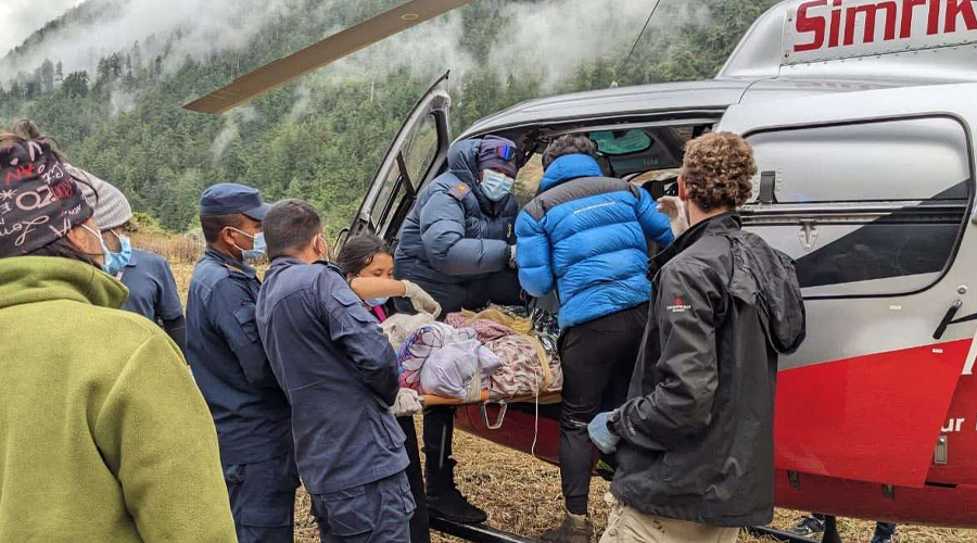 मनास्लु पदमार्गमा ढुंगाले लागेर घाइते भएका पर्यटकको हेलिकप्टरबाट उद्धार