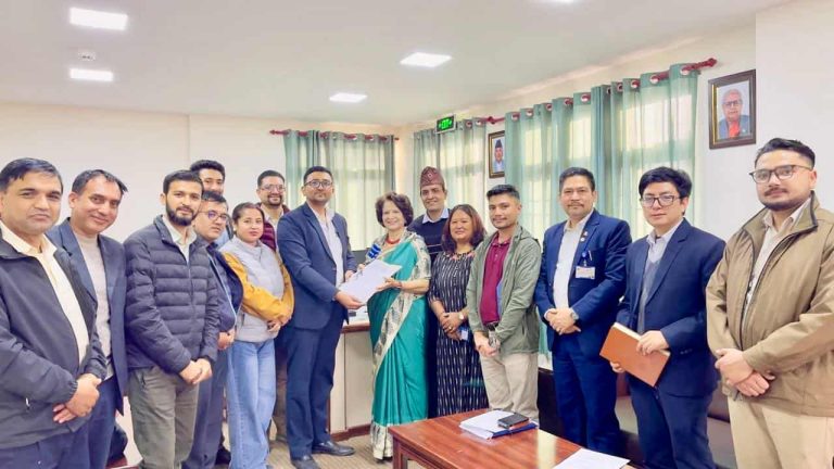 मेलानको ८ बुँदे मागसहित स्वास्थ्यमन्त्रीलाई ध्यानाकर्षण