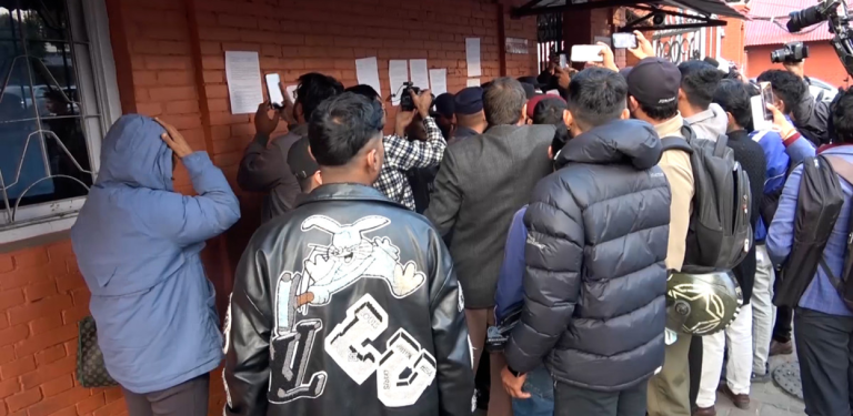 मिरज ढुंगाना समूहले भेट्न पाएन प्रधानमन्त्री, सिंहदरबार गेटमा ज्ञापनपत्र टाँसेर फर्कियो