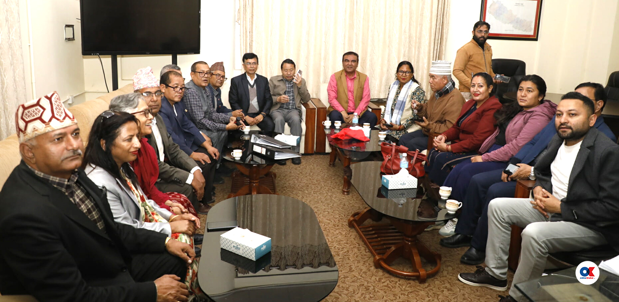 थप कागजात लिएर निर्वाचन आयोगमा नेपाली कम्युनिस्ट पार्टीका नेताहरू (तस्वीर)