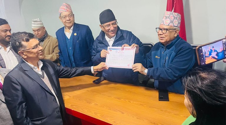आयोगले दियो नेपाली कम्युनिस्ट पार्टीलाई दल दर्ताको प्रमाणपत्र