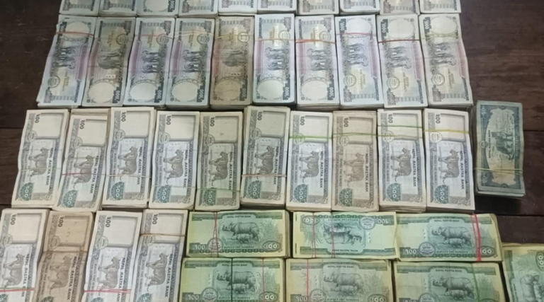 कैलालीमा स्रोत नखुलेको २८ लाख रुपैयाँसहित दुई भारतीय पक्राउ