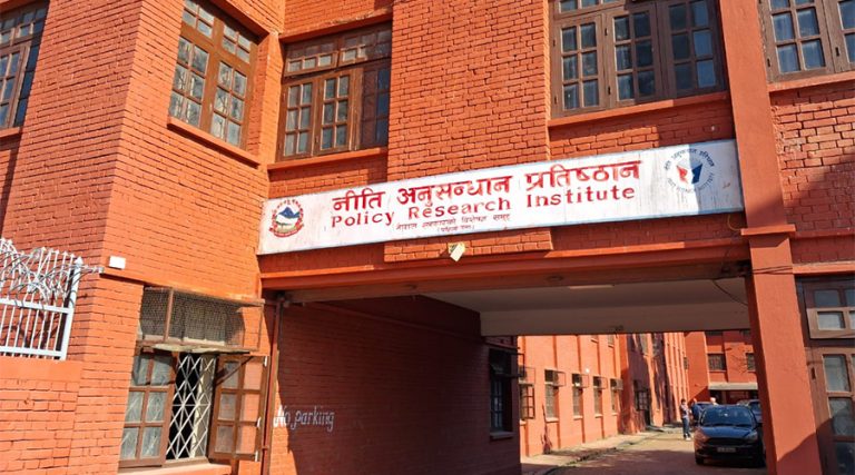 प्रतिष्ठानले प्रधानमन्त्रीलाई बुझायो प्रवासीलाई मतदानको अधिकार दिने प्रतिवेदन