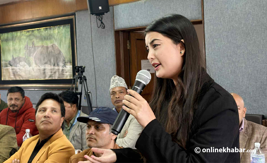 मन्त्रीसमक्ष नीति शाह : सुटिङमा महिला कलाकारलाई शौचालयको समस्या छ, भ्यानिटी भ्यान चाहियो