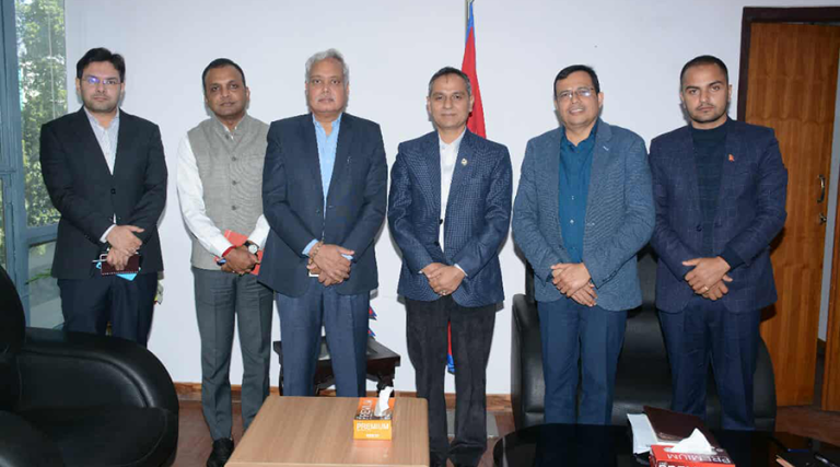 गृहमन्त्री अर्यालसँग भारतीय राजदूत श्रीवास्तवको भेट, निर्वाचनबारे चासो