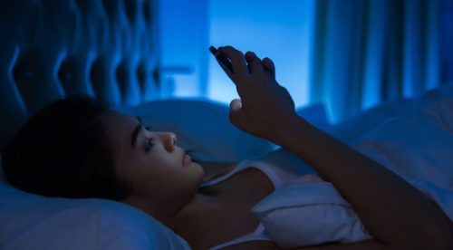 मोबाइल स्क्रोलिङले निद्रामा पार्छ प्रभाव, वैज्ञानिक तथ्यले के भन्छ ?