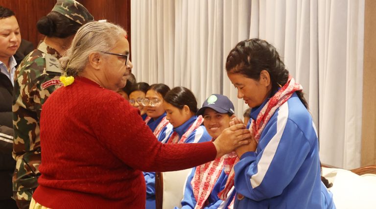 विश्वकप उपविजेता दृष्टिविहीन महिला टोलीलाई प्रधानमन्त्रीले भनिन्- सरकारले सकेको गर्छ