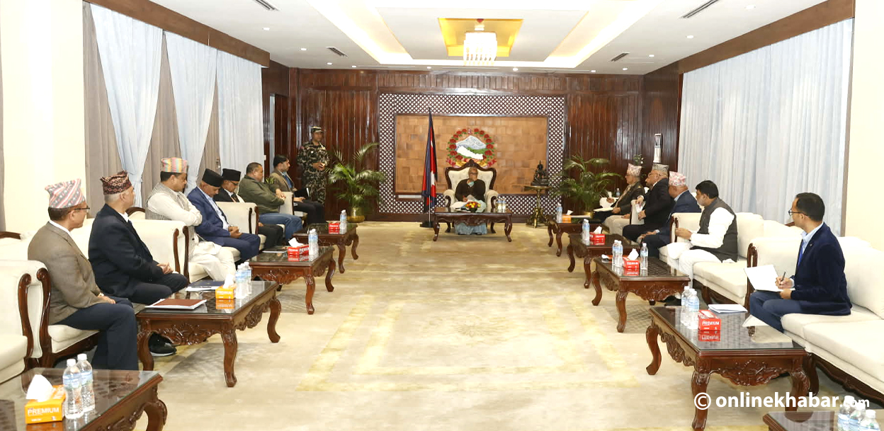 बालुवाटारमा प्रधानमन्त्रीसँग सातै प्रदेशका मुख्यमन्त्रीको छलफल (तस्वीरहरू)