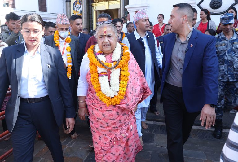 प्रधानमन्त्री कार्कीद्वारा पशुपतिनाथको दर्शन