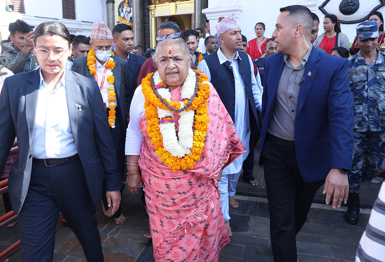 प्रधानमन्त्री कार्कीद्वारा पशुपतिनाथको दर्शन