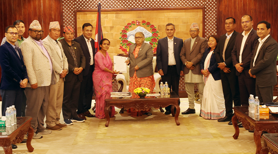 स्थानीय तहका जनप्रतिनिधिले प्रधानमन्त्रीलाई बुझाए १० बुँदे ज्ञापन पत्र