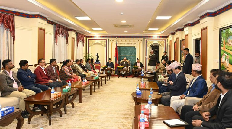 संघ र प्रदेश संसद्का पदाधिकारीले भेटे राष्ट्रपति, सरकारको निर्णयमा जनाए असन्तुष्टि