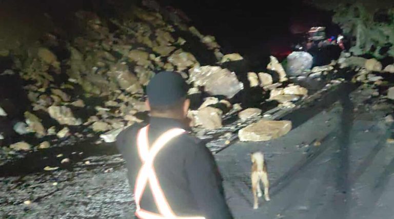 पहिरोले पृथ्वी राजमार्ग अवरुद्ध