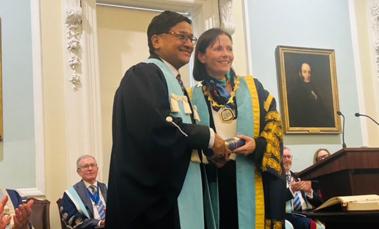 प्रत्यारोपण सर्जन डा. पुकारचन्द्र श्रेष्ठ बेलायतमा सम्मानित