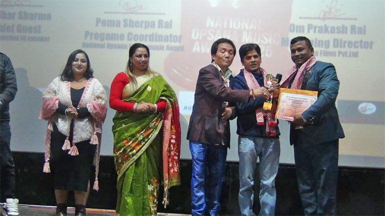 गायक रत्नदीप चौधरी सर्वोत्कृष्ट भाषाभाषी अवार्डबाट सम्मानित