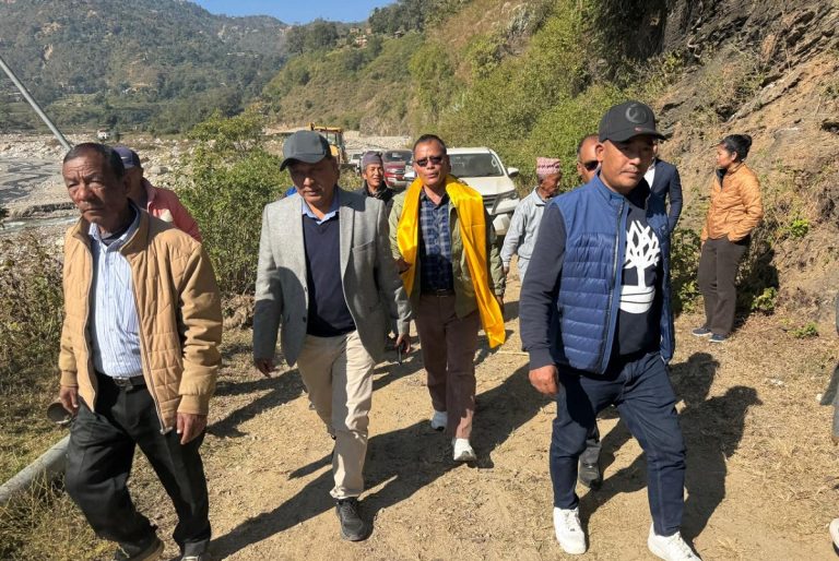 भौतिक मन्त्री घिसिङले गरे विपद् प्रभावित रोशी क्षेत्रको निरीक्षण