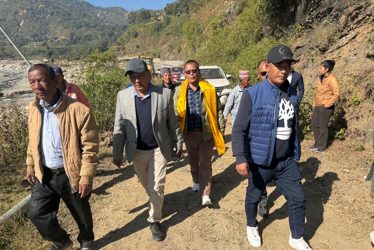 भौतिक मन्त्री घिसिङले गरे विपद् प्रभावित रोशी क्षेत्रको निरीक्षण