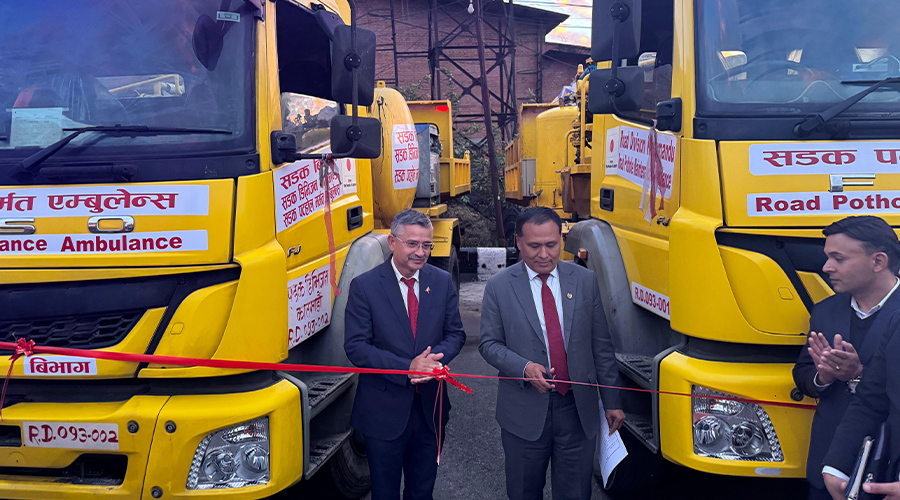 काठमाडौंका खाल्डाखुल्डी पुर्न सडक एम्बुलेन्स सञ्चालनमा