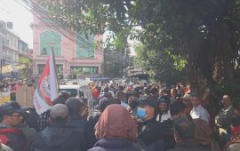 पीडितले गरे समस्याग्रस्त सहकारी समितिको गेट तोडफोड