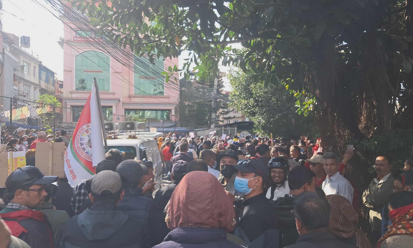 पीडितले गरे समस्याग्रस्त सहकारी समितिको गेट तोडफोड