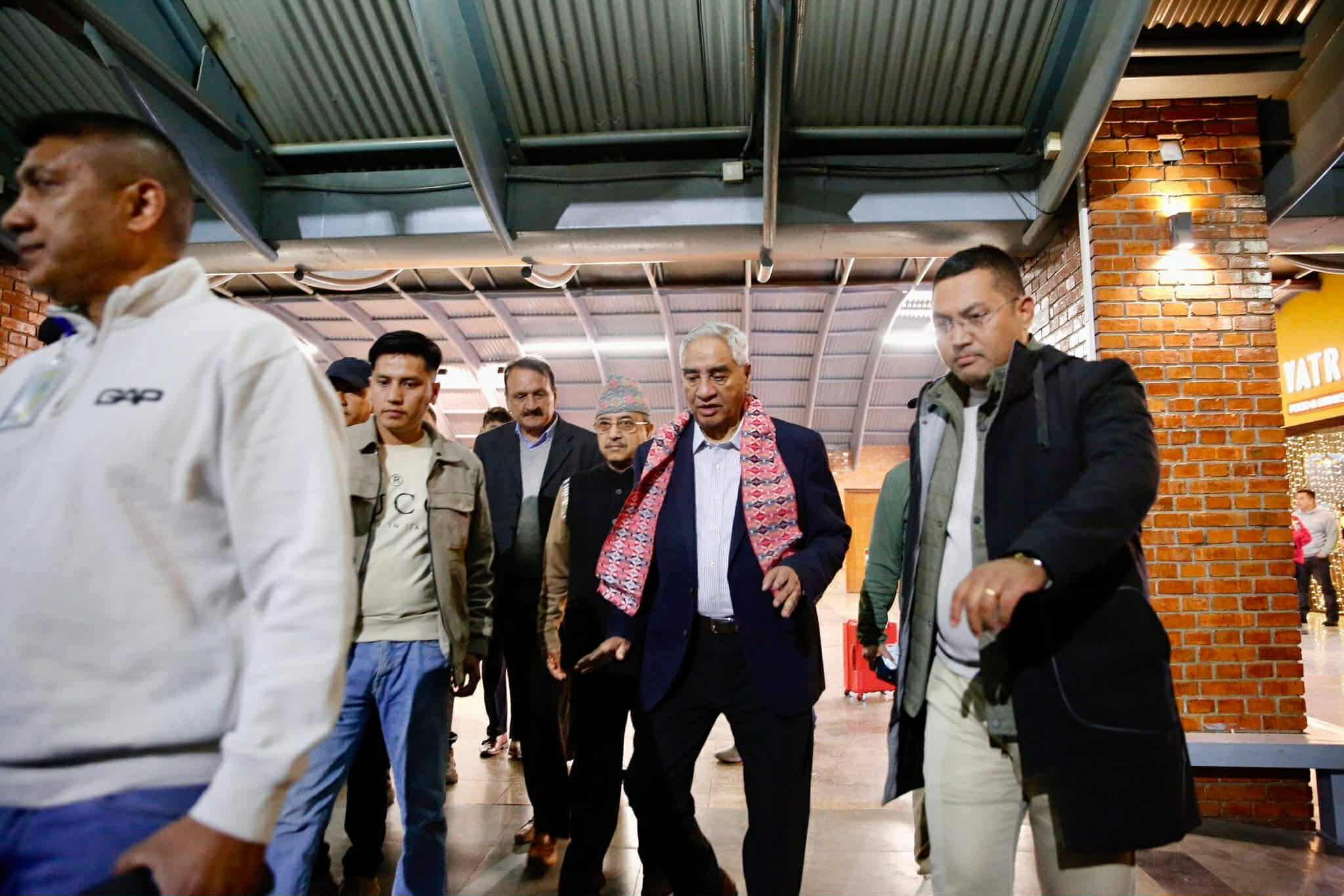 स्वदेश फिर्ता भए देउवा दम्पत्ति