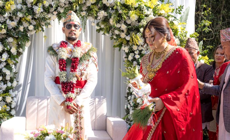 गायिका सुनिता दुलालले कसिन् लगनगाँठो (तस्वीर)