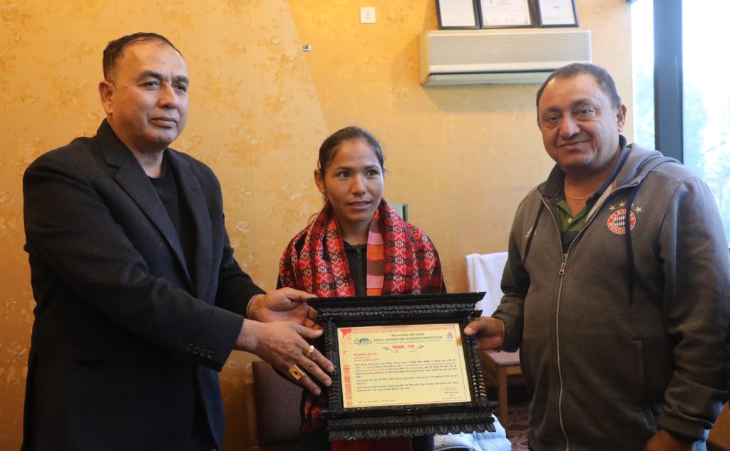 वर्ल्ड च्याम्पियनसिपमा रजत जितेकी सुनमायालाई नेपाल एडभेन्चर रनिङ महासंघको नगदसहित सम्मान