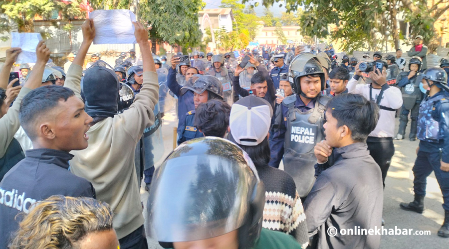 महेश बस्नेतलाई पक्राउ गर्न माग गर्दै सुर्खेतमा युवाहरूको प्रदर्शन (तस्वीरहरू)