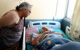 प्रधानमन्त्रीले भेटिन् जेनजी आन्दोलनमा दुवै आँखा गुमाएका घाइते