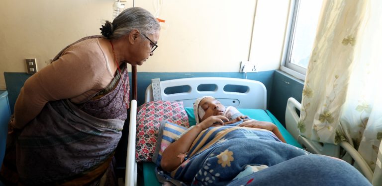 प्रधानमन्त्रीले भेटिन् जेनजी आन्दोलनमा दुवै आँखा गुमाएका घाइते