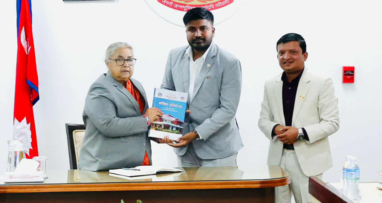 प्रधानमन्त्री कार्कीलाई युवा परिषद्ले बुझायो वार्षिक प्रतिवेदन