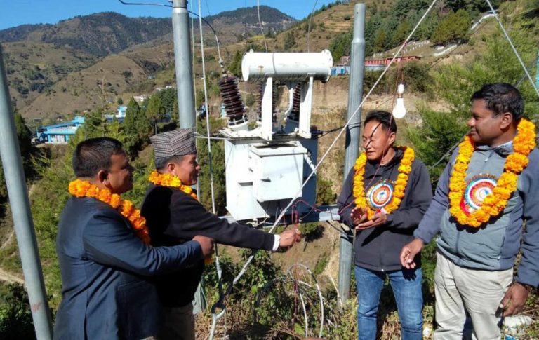 थबाङमा जोडियो विद्युतको केन्द्रीय प्रसारण लाइन