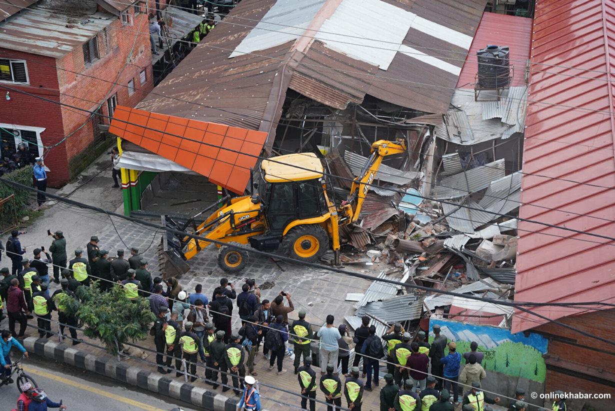 थापाथलीको ट्राफिक बिट भत्काउन पुग्यो महानगरको डोजर
