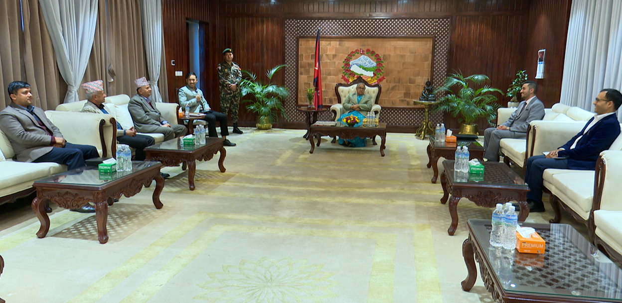 प्रधानमन्त्री र एमालेका नेताहरूबीच बालुवाटारमा छलफल