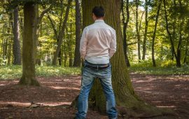 पुरुषहरूका लागि बसेर पिसाब गर्नु ठीक कि उभिएर ?