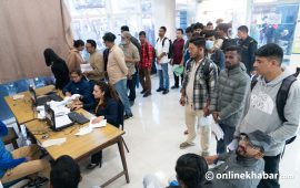 निर्वाचन आयोगको सर्भरमा समस्या, मतदाता नामावलीमा नाम दर्ता गर्नेको भिड (भिडियो)