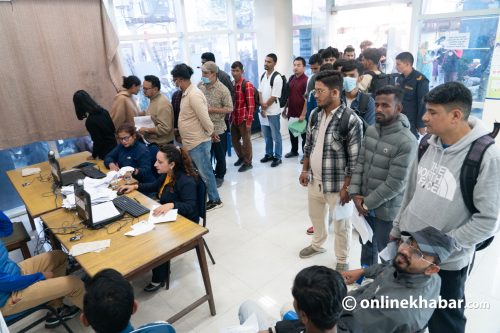 निर्वाचन आयोगको सर्भरमा समस्या, मतदाता नामावलीमा नाम दर्ता गर्नेको भिड (भिडियो)