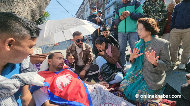 माइतीघरमा आमरण अनशन बसेका सिंहलाई भेट्न पुगिन् स्वास्थ्यमन्त्री शर्मा