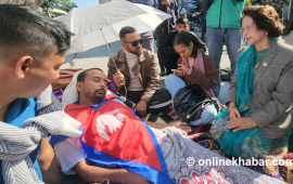 ओली र लेखकलाई कारबाहीको माग राख्दै अनशन बस्ने युवा को हुन् ?